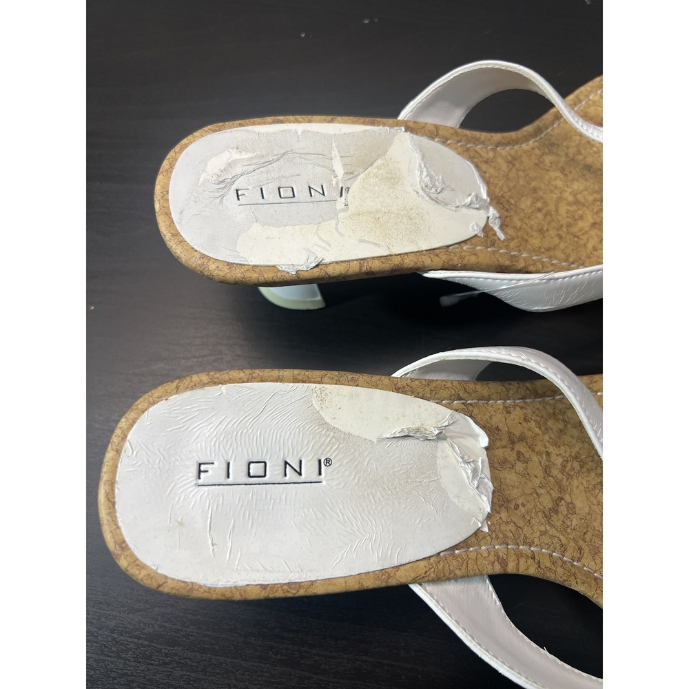 FIONI Women's White Floral Thong Sandals Size US 10W Low Kitten Heel Slip On - Picture 2 of 4
